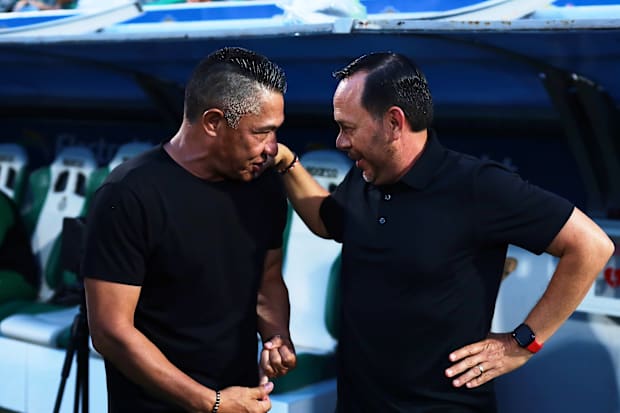 Eduardo Fentanes e Ignacio Ambriz, dos de los tres técnicos mexicanos que comenzaron dirigiendo en el AP 2024 de la Liga MX