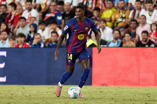 Marcus Rashford with the ball at his feet for Barcelon