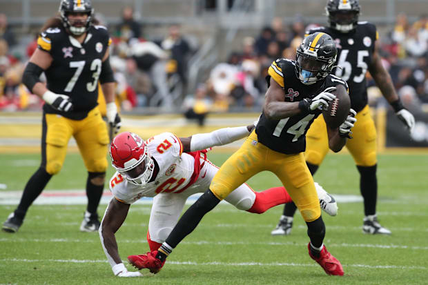 Pittsburgh Steelers wide receiver George Pickens runs after a catch past Kansas City Chiefs cornerback Joshua Williams