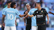El jugador Uriel Antuna saluda a Jesús Ferreira.
