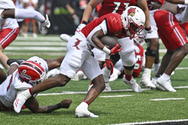 Louisville Cardinals running back Duke Watson (26) avoids the tackle 