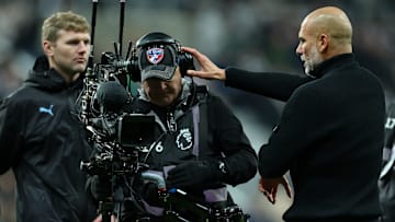 Pep Guardiola nimmt einem Kameramann nach Abpfiff den Kopfhörer ab