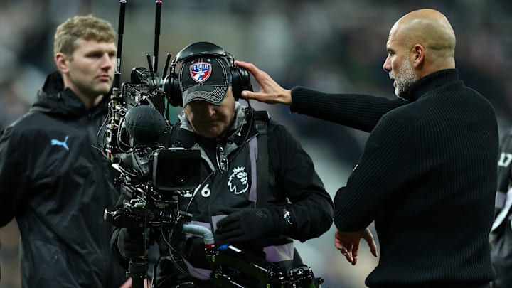 Pep Guardiola nimmt einem Kameramann nach Abpfiff den Kopfhörer ab Pep Guardiola nimmt einem Kameramann nach Abpfiff den Kopfhörer ab