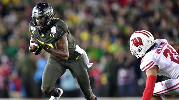 January 1, 2020; Pasadena, California, USA; Oregon Ducks wide receiver Juwan Johnson (6) runs the ball against Wisconsin