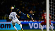 Benedetto ensaya una tijera.