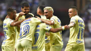 Jugadores del América celebran un gol.