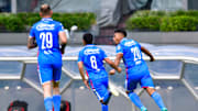 Jugadores de Cruz Azul celebran un gol.