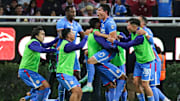 Jugadores de Cruz Azul celebran el título de la Copa SKY.