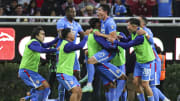 Jugadores de Cruz Azul celebran un gol.