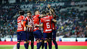 Jugadores de Chivas celebran un gol.