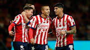 Mateo Chávez, Roberto Alvarado y Alan Pulido festejan un tanto