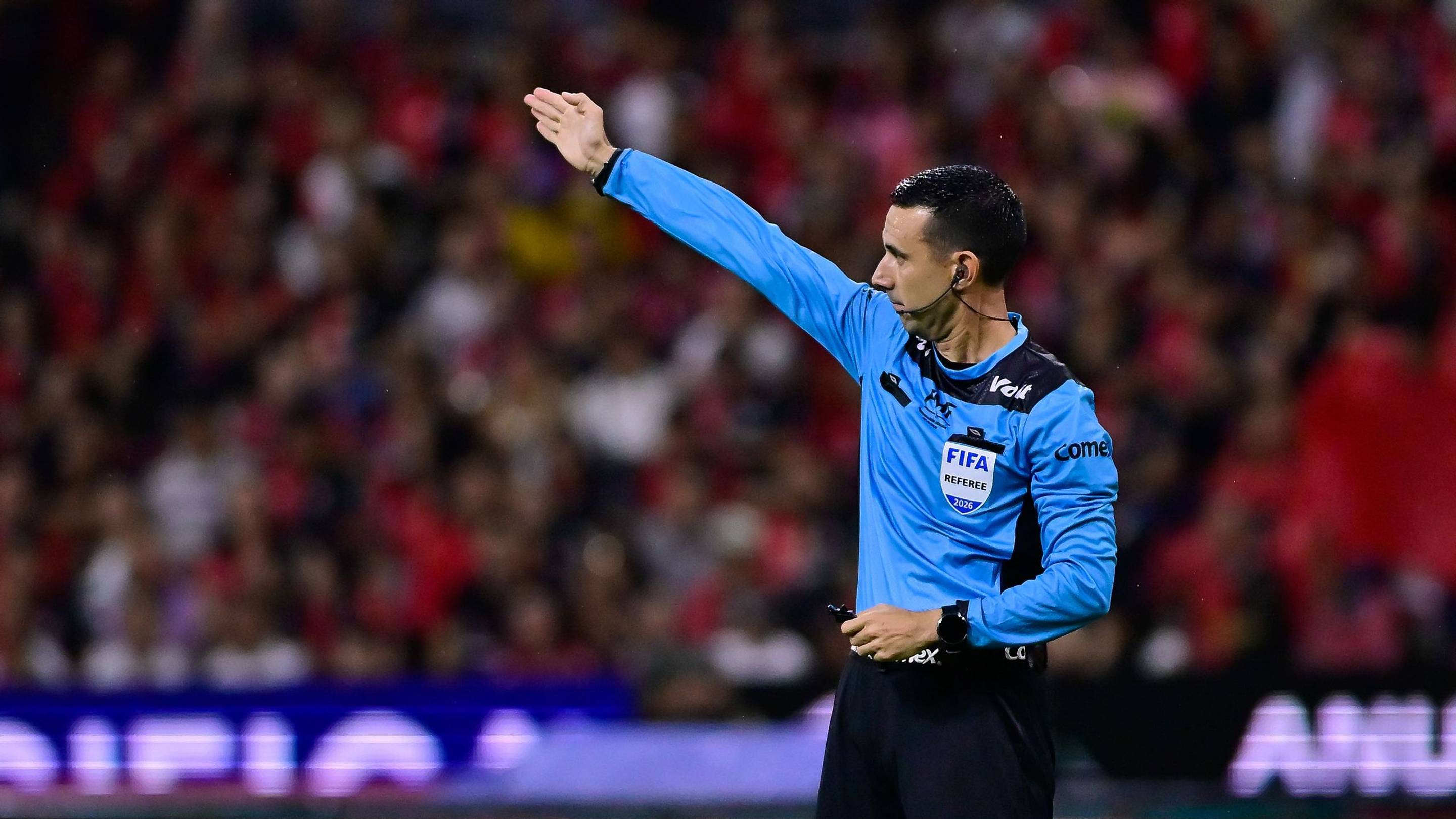 Árbitro mundialista César Ramos queda atrapado en trifulca durante un partido de la “talacha”
