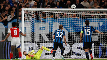 David Raya saves Mateo Retegui's penalty
