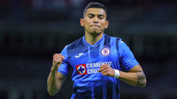 El jugador Orbelín Pineda celebra un gol con Cruz Azul.