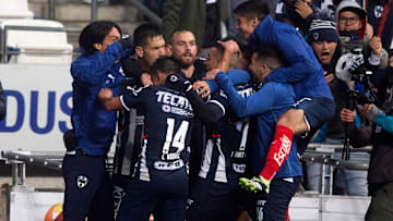 Jugadores de Rayados de Monterrey celebran un gol.
