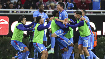 Jugadores de Cruz Azul celebran el título de la Copa SKY.