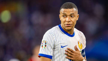 Kylian Mbappé manque la balle du 2 buts à 0 en début de deuxième période.