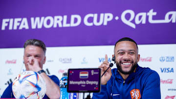 Memphis Depay disebut masuk dalam daftar jual Barcelona