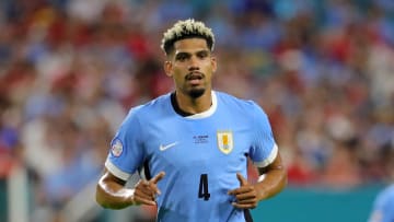 Manchester United diklaim siap memberikan gaji tinggi kepada Ronald Araujo, yang berpeluang meninggalkan Barcelona.