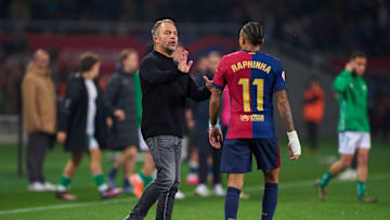 Barca-Trainer Hansi Flick versucht Raphinha zu beruhigen 