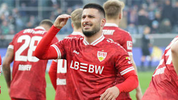 Undav mit deutlicher Geste in Richtung Kritiker