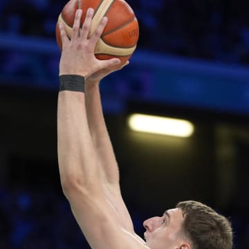 Aug 3, 2024; Villeneuve-d'Ascq, France; Serbia power forward Nikola Jovic (5) dunks in the third quarter against South Sudan during the Paris 2024 Olympic Summer Games at Stade Pierre-Mauroy. Mandatory Credit: John David Mercer-USA TODAY Sports