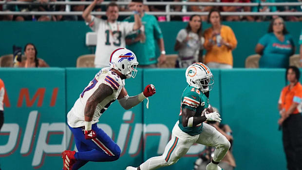 Miami Dolphins wide receiver Tyreek Hill (10) runs with the ball rains Buffalo Bills defensive end AJ Epenesa (57)