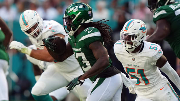 New York Jets running back Dalvin Cook (33) rushes with the ball against the Miami Dolphins 