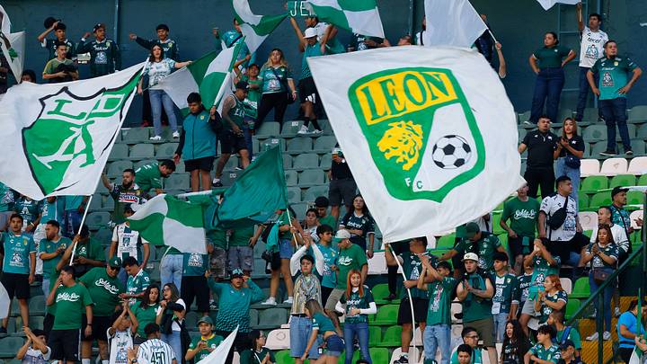 Club León fans show their support during a Liga MX match against Pachuca.