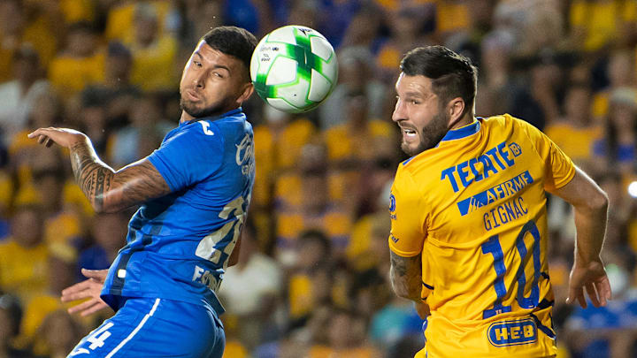 Gignac y Escobar pelean un balón. Gignac y Escobar pelean un balón.