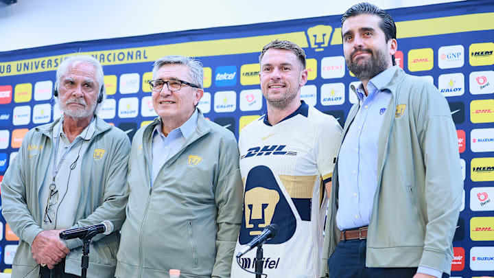 El presidente de Pumas, Luis Raul Gonzalez Perez, hace reestructuración y deja fuera a Mejía Barón y Saracho, tras una temporada de fichajes fallidos. El presidente de Pumas, Luis Raul Gonzalez Perez, hace reestructuración y deja fuera a Mejía Barón y Saracho, tras una temporada de fichajes fallidos.