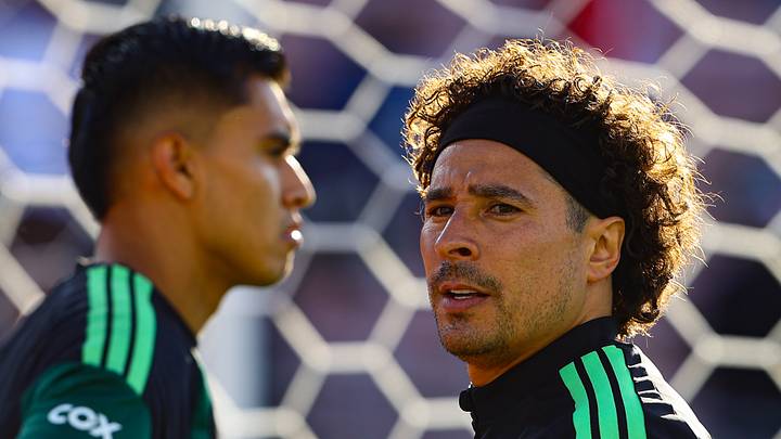 Al medio tiempo en el Rose Bowl, Edson Álvarez le entregó el gafete de capitán a Guillermo Ochoa. Fueron apenas unos segundos, pero en ese gesto convivieron dos generaciones de la selección mexicana: la del líder del presente y la de un portero que, a los 40 años, sigue peleando por un lugar en el Mundial de casa. Al medio tiempo en el Rose Bowl, Edson Álvarez le entregó el gafete de capitán a Guillermo Ochoa. Fueron apenas unos segundos, pero en ese gesto convivieron dos generaciones de la selección mexicana: la del líder del presente y la de un portero que, a los 40 años, sigue peleando por un lugar en el Mundial de casa.