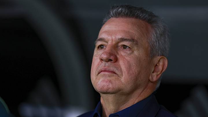 El hombre que dirigió selecciones y clubes alrededor del mundo, retratado desde el lugar que más le importa: su familia. El hombre que dirigió selecciones y clubes alrededor del mundo, retratado desde el lugar que más le importa: su familia.