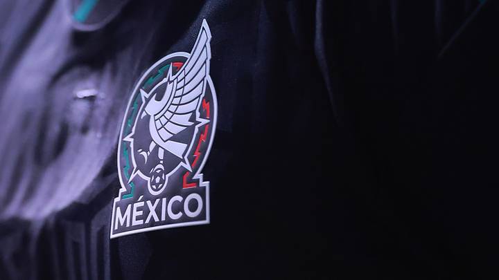 La Playera negra de México ha sido la más vendida en la historia de nuestro país. Ahora tiene tres colores que ninguna selección mundialista. La Playera negra de México ha sido la más vendida en la historia de nuestro país. Ahora tiene tres colores que ninguna selección mundialista.