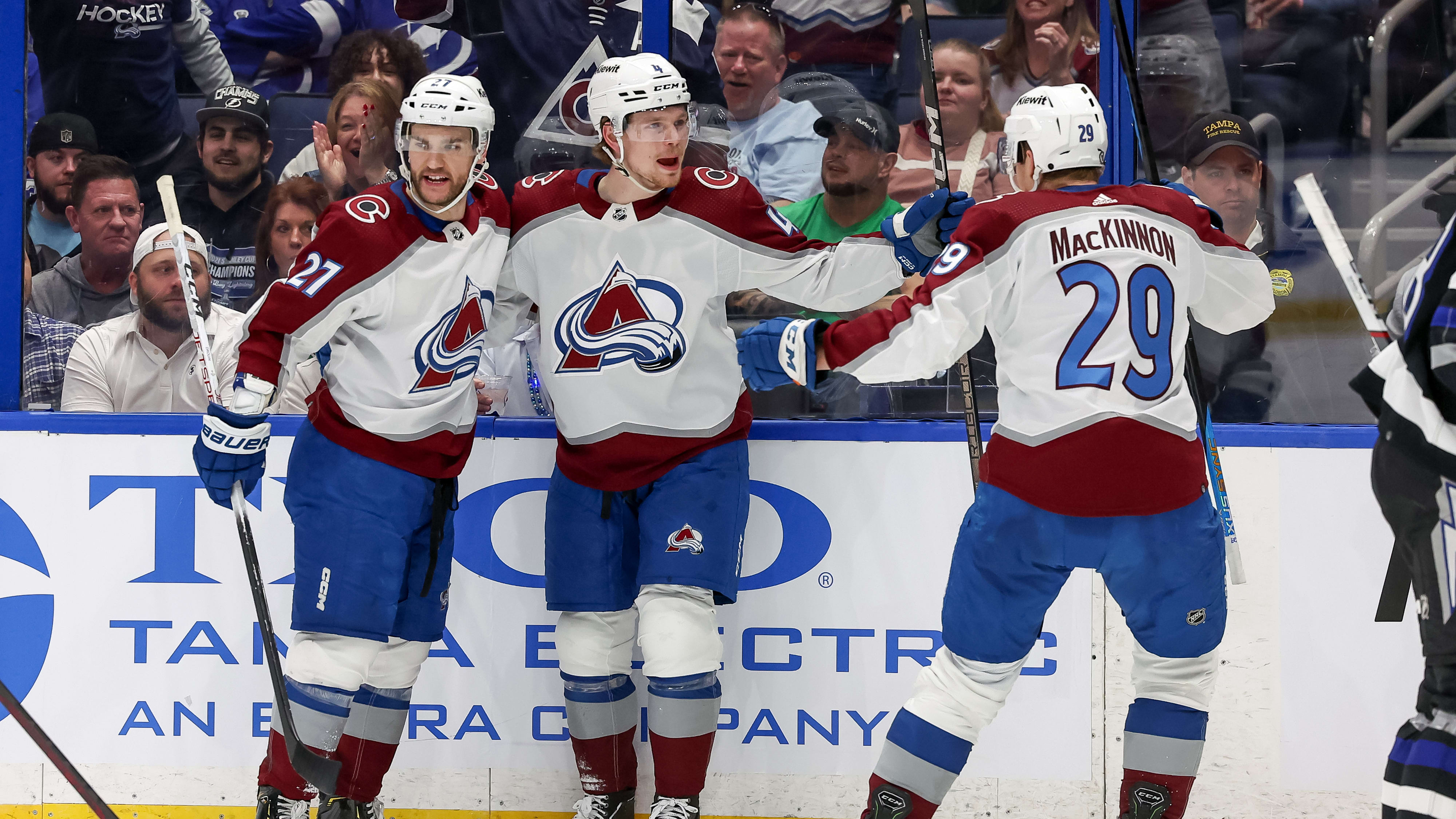 週四，內森麥金農 (Nathan MacKinnon) 在對陣閃電隊的比賽中表現出了很強的韌性