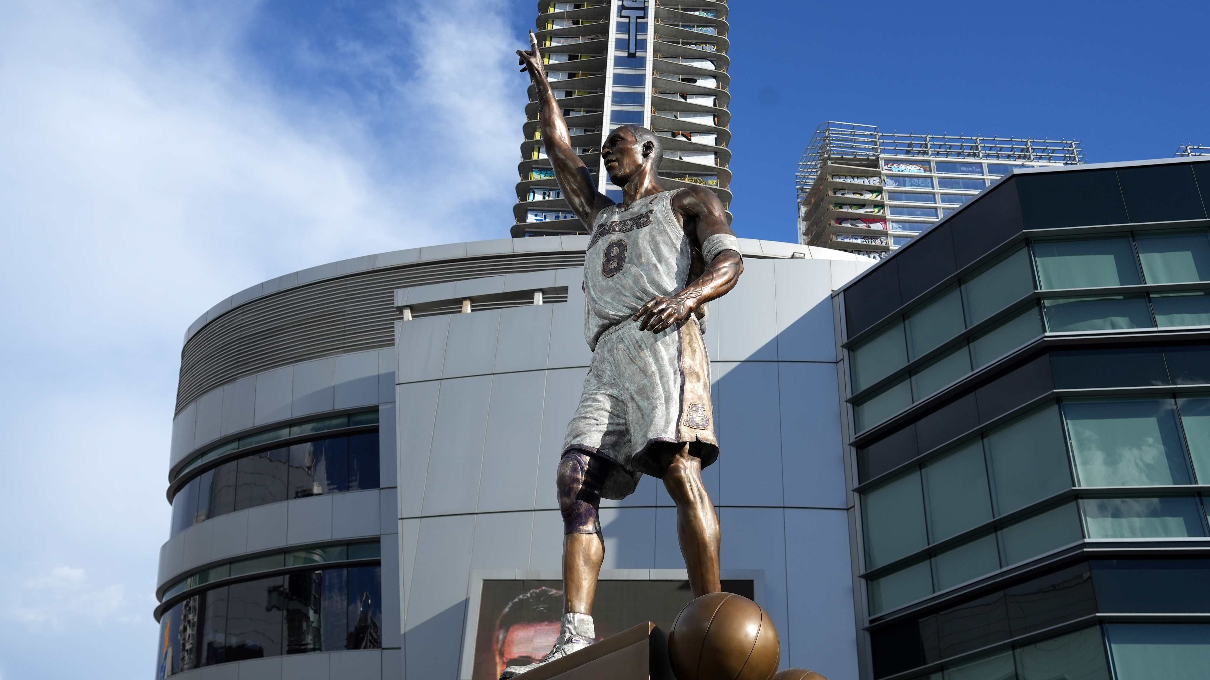 Lakers Set To Unveil New Kobe Statue On Friday