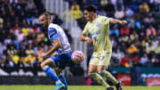 Gastón Silva y Alejandro Zendejas disputan un esférico en el juego de ida.