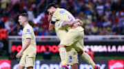 Jugadores del América celebran un gol.