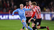 Tentando se manter na liderança da Premier League, Manchester City recebe o Brentford nesta quarta-feira (09)
