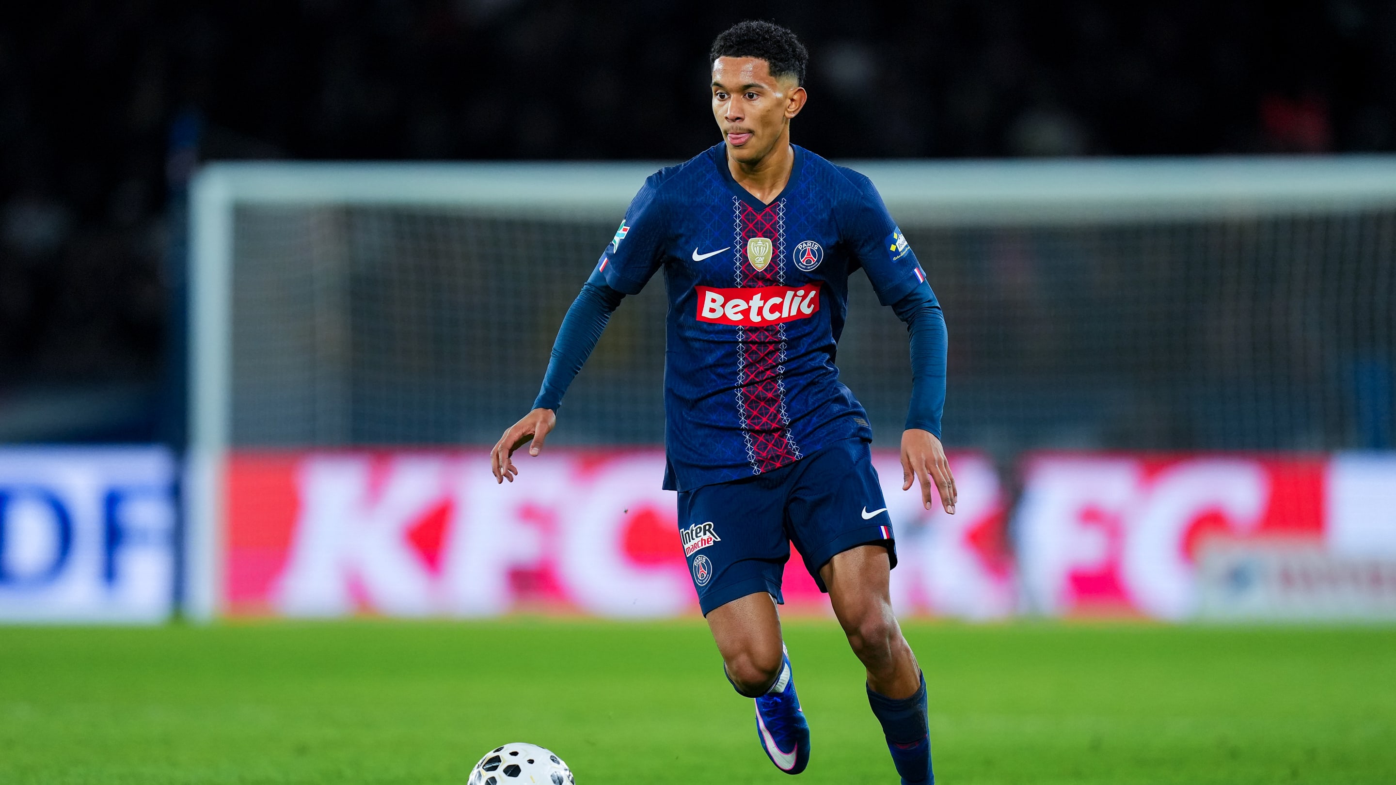 VIDEO : "On a pris une claque", Senny Mayulu réagit à l'élimination du PSG en Coupe de France face au Paris FC
