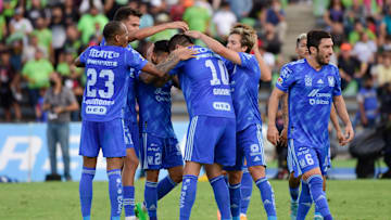 Jugadores de Tigres UANL celebran un gol.
