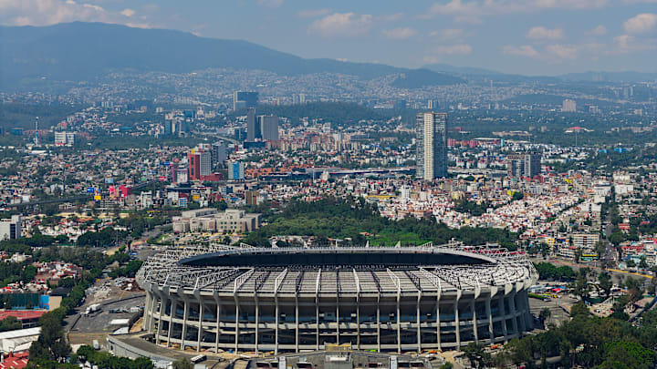 La seguridad en los estadios, el primer gran reto de México rumbo al Mundial 2026. Mientras México se prepara para recibir la Copa del Mundo, la Liga MX cerró 2025 con más de 1,200 aficionados retirados de los estadios.