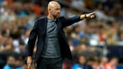 Sob ordens de Erik Ten Hag, Manchester United apresenta oferta de mais de R$ 320 milhões por Evanilson, do Porto.