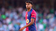 Lamine Yamal avec le maillot du FC Barcelone