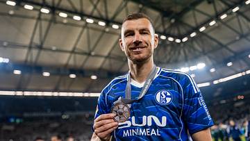 Edin Dzeko mit der Zweitligameister-Medaille Edin Dzeko mit der Zweitligameister-Medaille