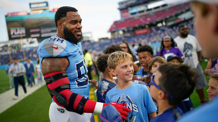Tennessee Titans defensive tackle Jeffery Simmons (98) greets fans after warmups before an NFL pre-season game against the Minnesota Vikings at Nissan Stadium in Nashville, Tenn., Friday, Aug. 22, 2025. Tennessee Titans defensive tackle Jeffery Simmons (98) greets fans after warmups before an NFL pre-season game against the Minnesota Vikings at Nissan Stadium in Nashville, Tenn., Friday, Aug. 22, 2025.