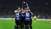 L'esultanza di gruppo dell'Inter.