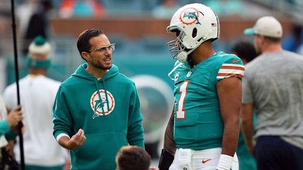 Miami Dolphins coach Mike McDaniel talks with quarterback Tua Tagovailoa.