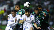 Jugadores de Rayados de Monterrey y León en la disputa de un balón.