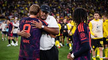 Trainer des Jahres herzt Spieler des Jahres: Kompany und Kane nach dem Supercup Trainer des Jahres herzt Spieler des Jahres: Kompany und Kane nach dem Supercup